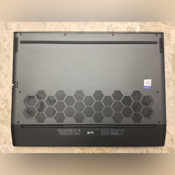 Alienware M15 R2 / GTX 1660 Ti / i5 9300H / 8GB RAM / 256GB SSD / Windows 11 Pro - Picture 8 of 10